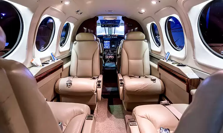 Cockpit de jato executivo em voo noturno
